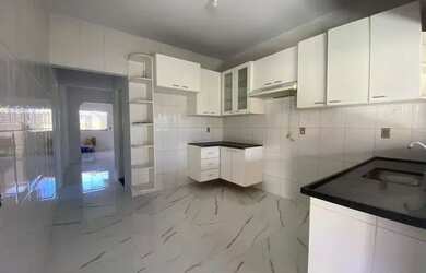 Imagem: A casa possui 3 Dormitórios, 2 Banheiros, 3 Vagas na garagem