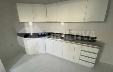 Imagem: A casa possui 3 Dormitórios, 2 Banheiros, 2 Vagas na garagem