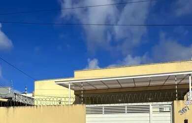 Imagem: A casa possui 3 Dormitórios, 3 Banheiros, 2 Vagas na garagem