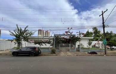 Imagem: A casa possui 4 Dormitórios, 2 Banheiros, 4 Vagas na garagem