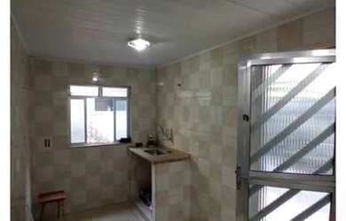 Imagem: A casa possui 1 Dormitório, 1 Banheiro, 1 Vaga na garagem