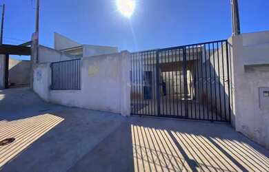 Imagem: A casa possui 2 Dormitórios, 1 Banheiro, 1 Vaga na garagem