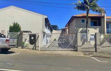 Imagem: A casa possui 3 Dormitórios, 3 Banheiros, 2 Vagas na garagem