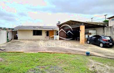 Imagem: A casa possui 3 Dormitórios, 2 Banheiros, 2 Vagas na garagem