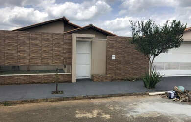 Imagem: A casa possui 3 Dormitórios, 1 Banheiro, 2 Vagas na garagem