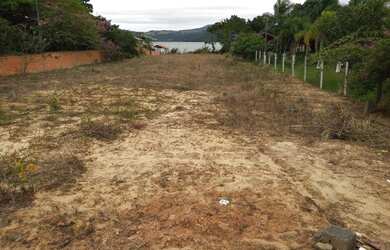 Imagem: A chácara possui 2.100m² de Área e está localizado em Laguna