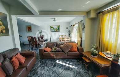 Imagem: A casa à venda possui 4 Dormitórios, 4 Banheiros, 5 Vagas