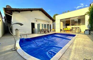 Imagem: A casa possui 4 Dormitórios, 5 Banheiros, 3 Vagas na garagem