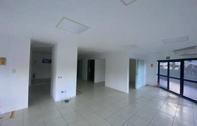 Imagem: O depósito possui 2 Vagas na garagem e 147m² de Área e está