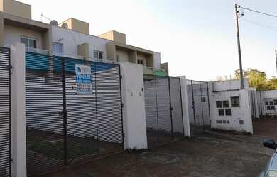 Imagem: A casa possui 2 Dormitórios, 2 Banheiros, 2 Vagas na garagem