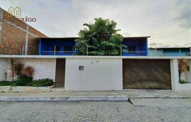 Imagem: A casa possui 4 Dormitórios, 4 Banheiros, 4 Vagas na garagem