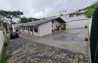 Imagem: A kitnet possui 2 Dormitórios, 1 Banheiro, 1 Vaga na garagem