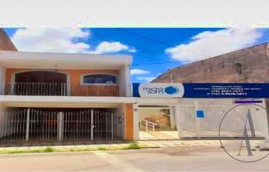 Imagem: A casa possui 3 Dormitórios, 1 Banheiro, 2 Vagas na garagem