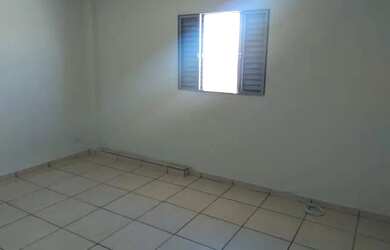 Imagem: A casa em condomínio possui 1 Dormitório e 1 Banheiro e está