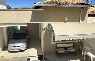 Imagem: A casa possui 3 Dormitórios, 2 Banheiros, 2 Vagas na garagem