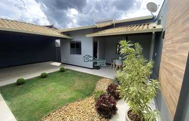 Imagem: A casa e possui 3 Dormitórios, Suítes, 2 Banheiros, 2 Vagas