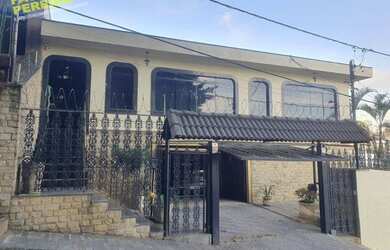 Imagem: A casa possui 4 Dormitórios, 5 Banheiros, 4 Vagas na garagem