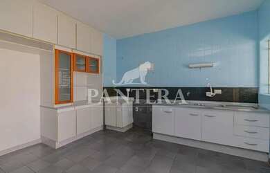 Imagem: A casa possui 3 Dormitórios, 2 Banheiros, 4 Vagas na garagem