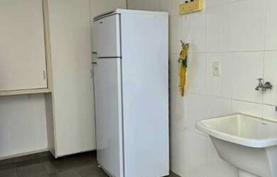 Imagem: A casa possui 3 Dormitórios, 1 Banheiro, 2 Vagas na garagem