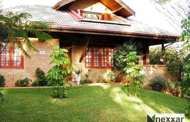 Imagem: A casa em condomínio possui 4 Dormitórios, 5 Banheiros e 412m²