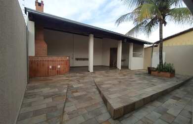 Imagem: A casa possui 3 Dormitórios, 3 Banheiros, 4 Vagas na garagem