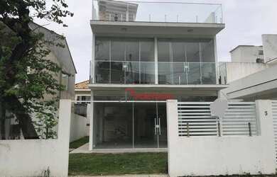 Imagem: A casa possui 5 Dormitórios, 3 Banheiros, 2 Vagas na garagem