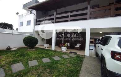 Imagem: A casa possui 2 Dormitórios, 2 Banheiros, 4 Vagas na garagem