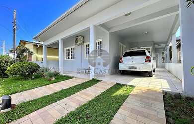 Imagem: A casa possui 4 Dormitórios, 2 Banheiros, 2 Vagas na garagem