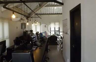 Imagem: O depósito possui 2 Vagas na garagem, 137m² de Área e está