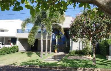 Imagem: A casa em condomínio possui 4 Dormitórios, 4 Banheiros, 400m²