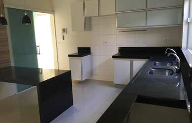 Imagem: A casa possui 4 Dormitórios, 3 Banheiros, 2 Vagas na garagem