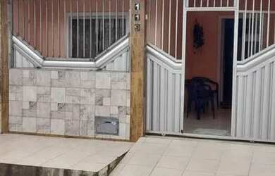 Imagem: A casa possui 2 Dormitórios, 1 Banheiro, 2 Vagas na garagem