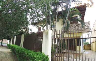 Imagem: A casa possui 3 Dormitórios, 4 Banheiros, 5 Vagas na garagem