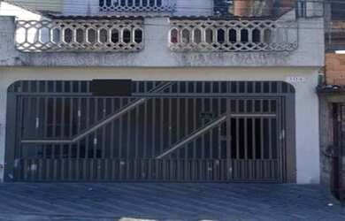 Imagem: A casa possui 3 Dormitórios, 1 Banheiro, 2 Vagas na garagem