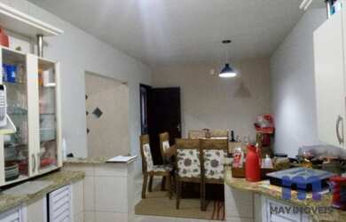 Imagem: A casa possui 5 Dormitórios, 3 Banheiros, 4 Vagas na garagem