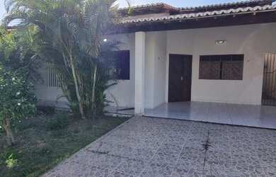 Imagem: A casa possui 3 Dormitórios, 1 Banheiro, 2 Vagas na garagem