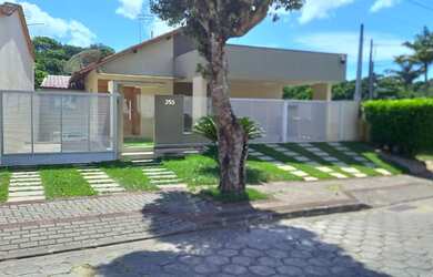 Imagem: A casa possui 5 Dormitórios, 5 Banheiros, 3 Vagas na garagem