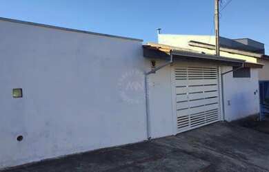 Imagem: A casa possui 2 Dormitórios, 1 Banheiro, 2 Vagas na garagem