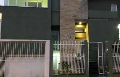 Imagem: A casa possui 4 Dormitórios, 5 Banheiros, 5 Vagas na garagem