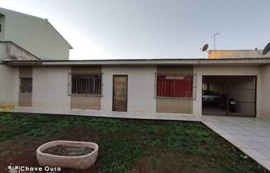 Imagem: A casa possui 3 Dormitórios, 1 Banheiro, 1 Vaga na garagem