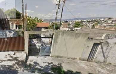 Imagem: A casa possui 3 Dormitórios, 1 Banheiro, 3 Vagas na garagem