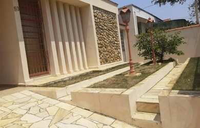 Imagem: A casa possui 3 Dormitórios, 3 Banheiros, 2 Vagas na garagem