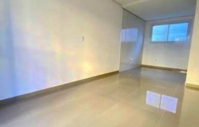 Imagem: A casa possui 2 Dormitórios, 2 Banheiros, 2 Vagas na garagem