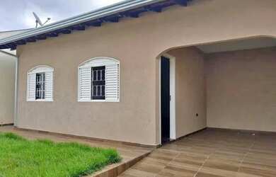 Imagem: A casa possui 2 Dormitórios, 1 Banheiro, 2 Vagas na garagem