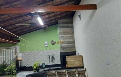 Imagem: A casa possui 3 Dormitórios, 3 Banheiros, 2 Vagas na garagem