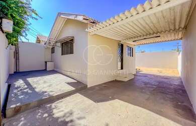 Imagem: A casa possui 1 Dormitório, 1 Banheiro, 3 Vagas na garagem