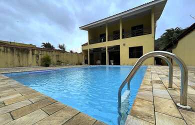 Imagem: A casa possui 5 Dormitórios, 5 Banheiros, 4 Vagas na garagem