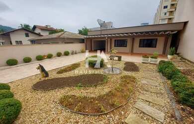 Imagem: A casa possui 3 Dormitórios, 2 Banheiros, 2 Vagas na garagem