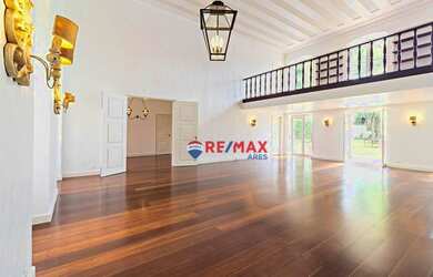 Imagem: A casa possui 4 Dormitórios, 5 Banheiros, 5 Vagas na garagem