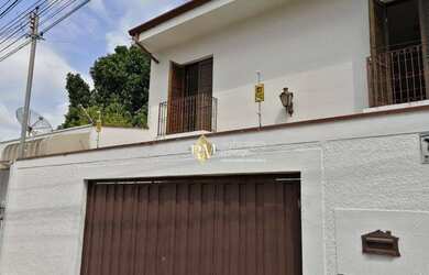 Imagem: A casa possui 4 Dormitórios, 3 Banheiros, 4 Vagas na garagem